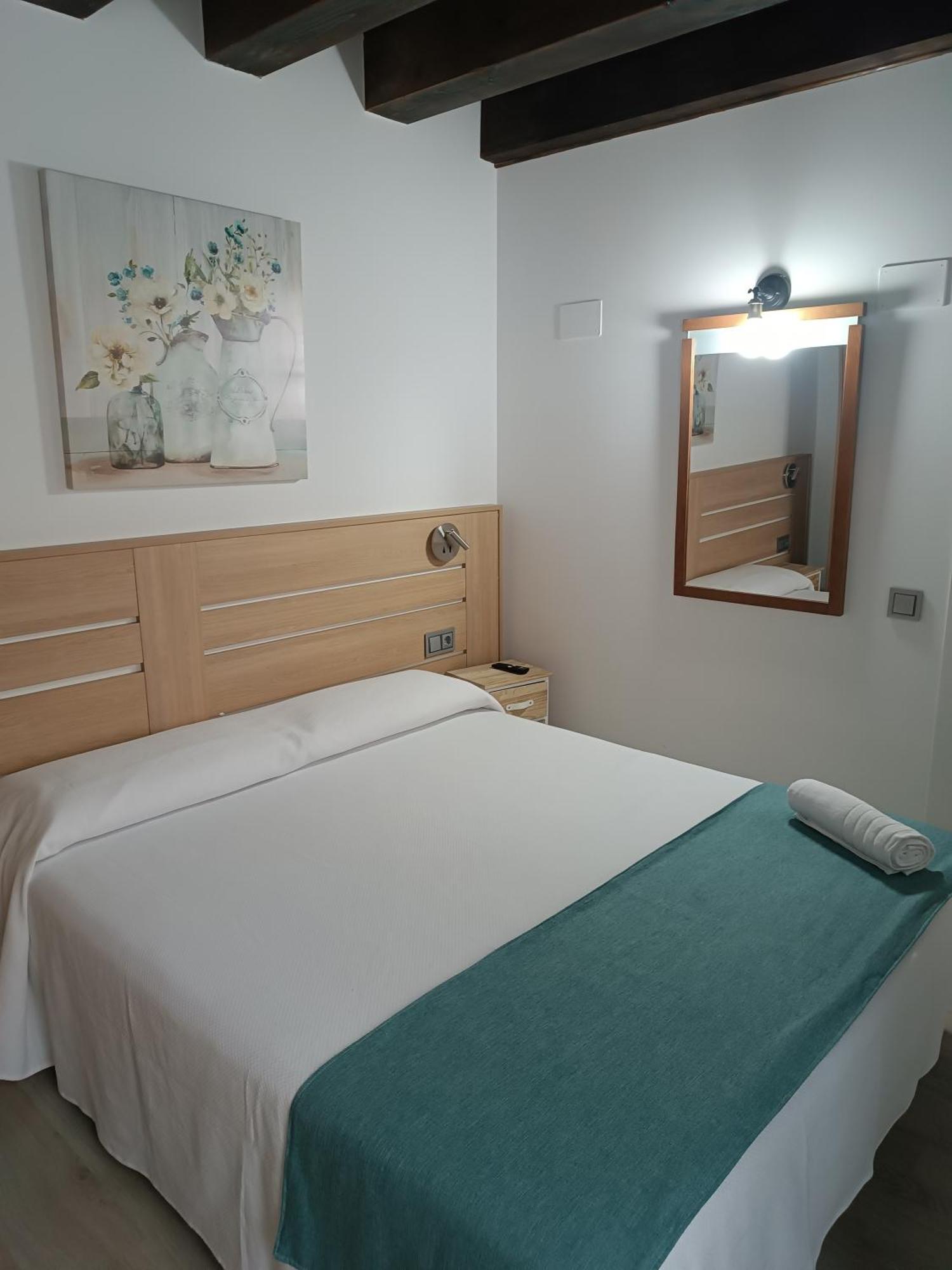 Apartamentos Turisticos Avila Puerta De Los Leales 1-2 Exteriör bild