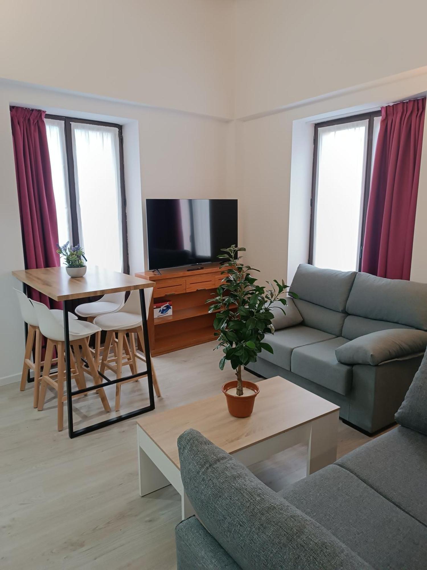 Apartamentos Turisticos Avila Puerta De Los Leales 1-2 Exteriör bild