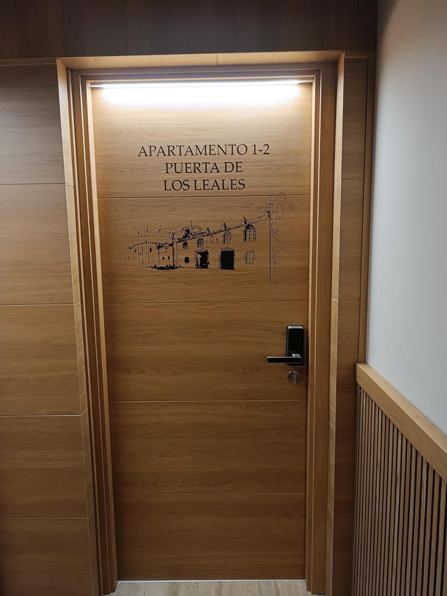 Apartamentos Turisticos Avila Puerta De Los Leales 1-2 Exteriör bild